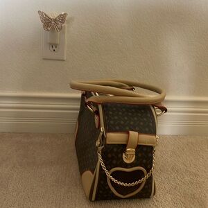 Traveling puppy carrier